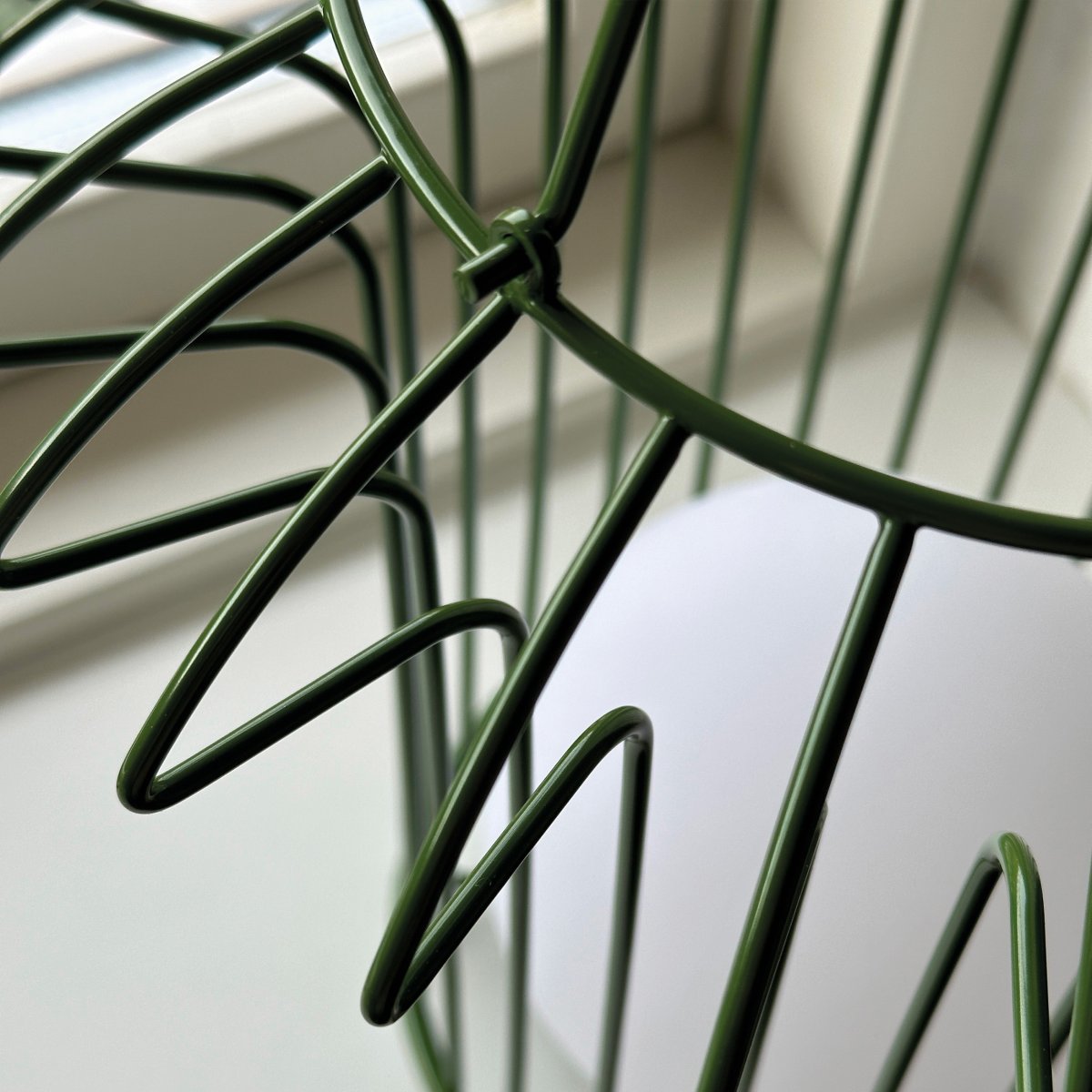 Basket 32cm Grön portabel från Dyberg Larsen - &nbsp; Lyktan laddas enkelt med medf&ouml;ljande USB-kabel, vilket g&ouml;r att du kan njuta av dess vackra ljus &aring;ret om (adapter ing&aring;r ej).