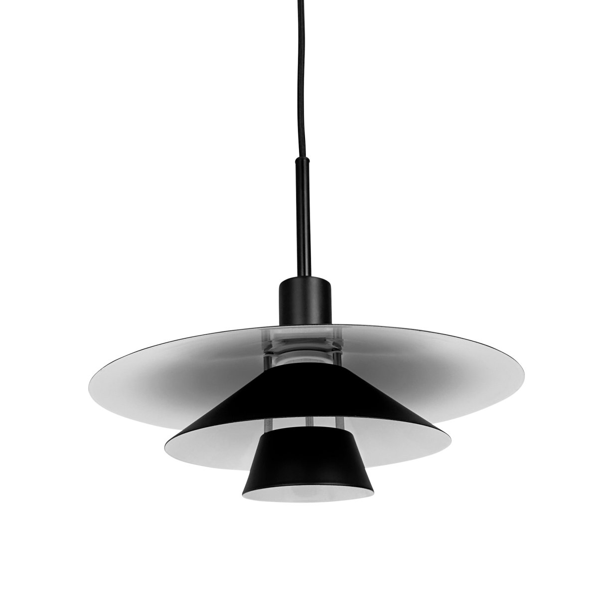 Kay Ø40 Svart taklampa från Dyberg Larsen - Den djupa svarta finishen skapar en sl&aring;ende visuell effekt &ndash; antingen som en dj&auml;rv kontrast eller en s&ouml;ml&ouml;s del av en sofistikerad nordisk inredning.