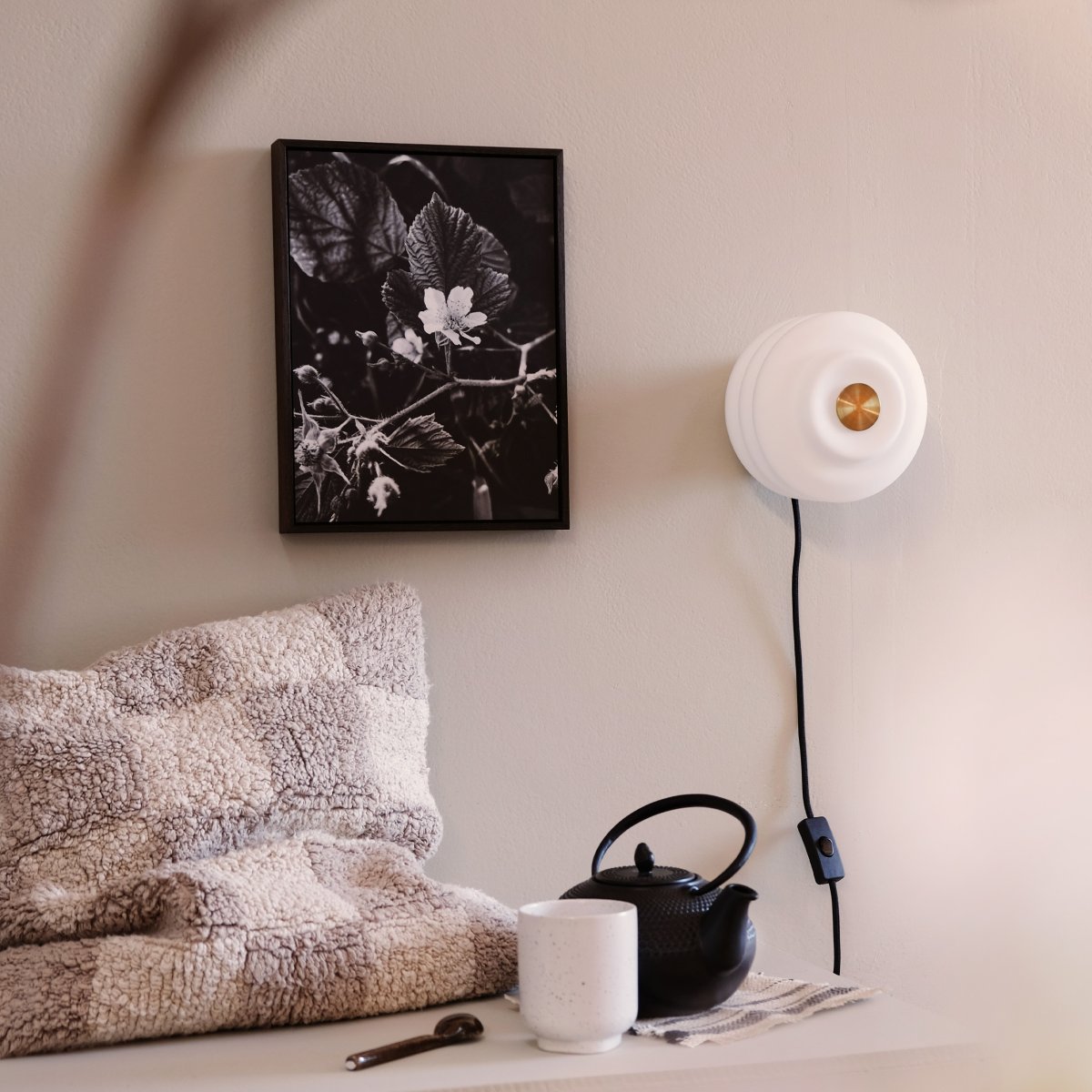 Diva Ø18 Vit vägglampa från Dyberg Larsen - Tillverkad av munbl&aring;st opalglas och med en kompakt storlek p&aring; 15 cm i h&ouml;jd och 16 cm i diameter, blir Diva ett elegant inslag i vilket rum som helst.
