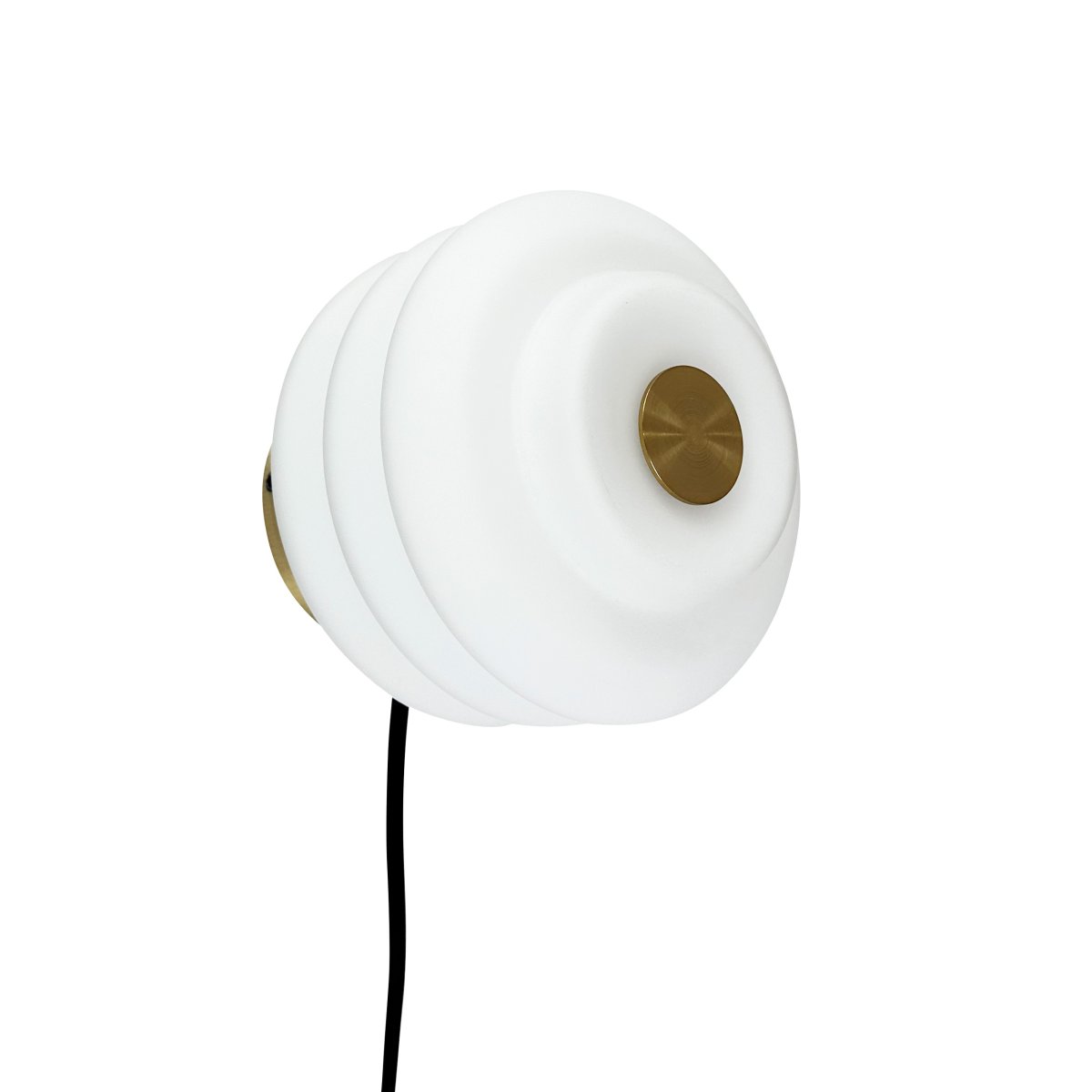 Diva Ø18 Vit vägglampa från Dyberg Larsen - Tillverkad av munbl&aring;st opalglas och med en kompakt storlek p&aring; 15 cm i h&ouml;jd och 16 cm i diameter, blir Diva ett elegant inslag i vilket rum som helst.