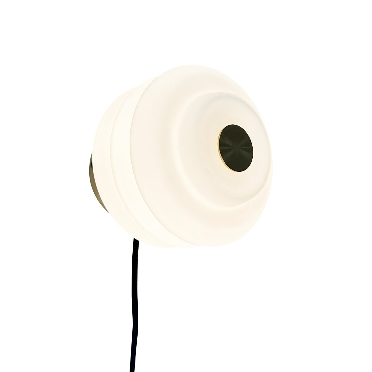 Diva Ø18 Vit vägglampa från Dyberg Larsen - Tillverkad av munbl&aring;st opalglas och med en kompakt storlek p&aring; 15 cm i h&ouml;jd och 16 cm i diameter, blir Diva ett elegant inslag i vilket rum som helst.