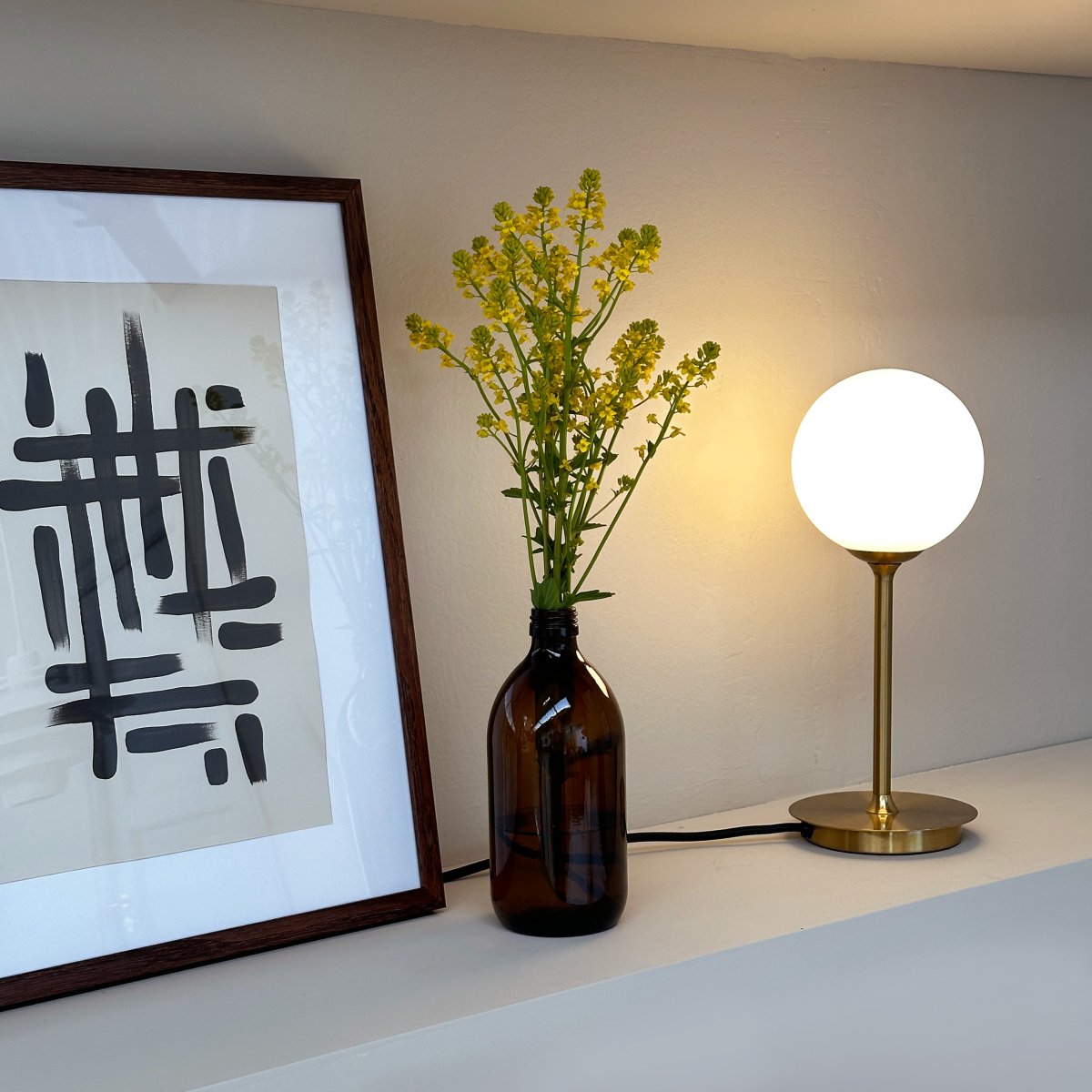 Sia 30cm Mässing bordslampa från Dyberg Larsen - Ge ditt hem en touch av sofistikerad och tidl&ouml;s stil med Sia bordslampa, en vacker skapelse fr&aring;n Dyberg Larsen som f&ouml;rkroppsligar dansk design p&aring; b&auml;sta s&auml;tt.