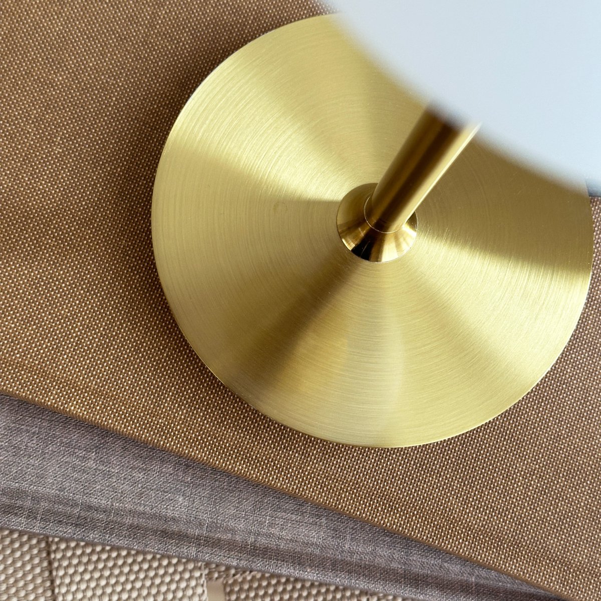 Sia 30cm Mässing bordslampa från Dyberg Larsen - Ge ditt hem en touch av sofistikerad och tidl&ouml;s stil med Sia bordslampa, en vacker skapelse fr&aring;n Dyberg Larsen som f&ouml;rkroppsligar dansk design p&aring; b&auml;sta s&auml;tt.