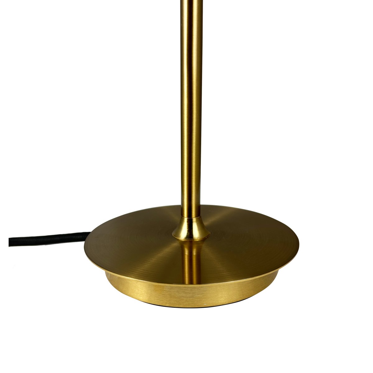 Sia 30cm Mässing bordslampa från Dyberg Larsen - Ge ditt hem en touch av sofistikerad och tidl&ouml;s stil med Sia bordslampa, en vacker skapelse fr&aring;n Dyberg Larsen som f&ouml;rkroppsligar dansk design p&aring; b&auml;sta s&auml;tt.
