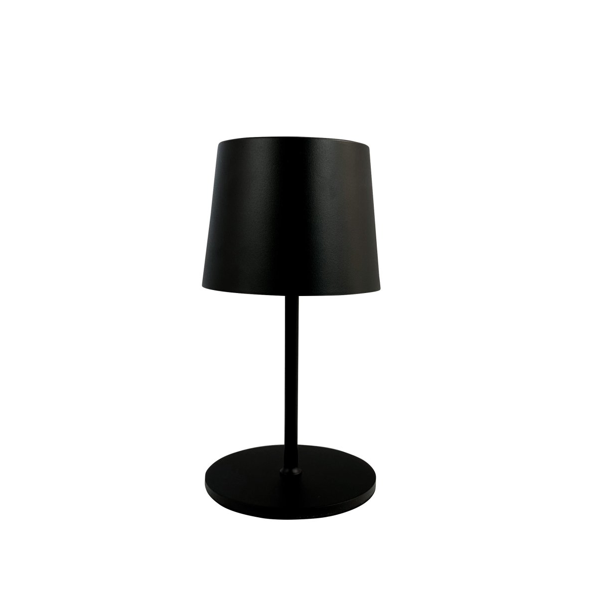Karl 37cm Svart portabel från Dyberg Larsen - Karl passar b&aring;de inomhus och utomhus och &auml;r l&auml;tt att flytta runt, vilket g&ouml;r den idealisk f&ouml;r s&aring;v&auml;l hemmet som uteplatsen.