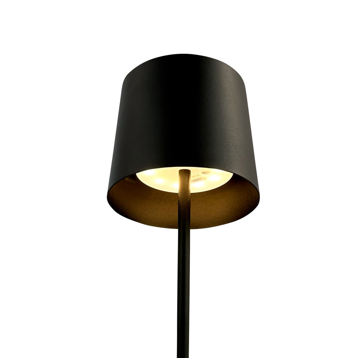 Karl 37cm Svart portabel från Dyberg Larsen - Karl passar b&aring;de inomhus och utomhus och &auml;r l&auml;tt att flytta runt, vilket g&ouml;r den idealisk f&ouml;r s&aring;v&auml;l hemmet som uteplatsen.
