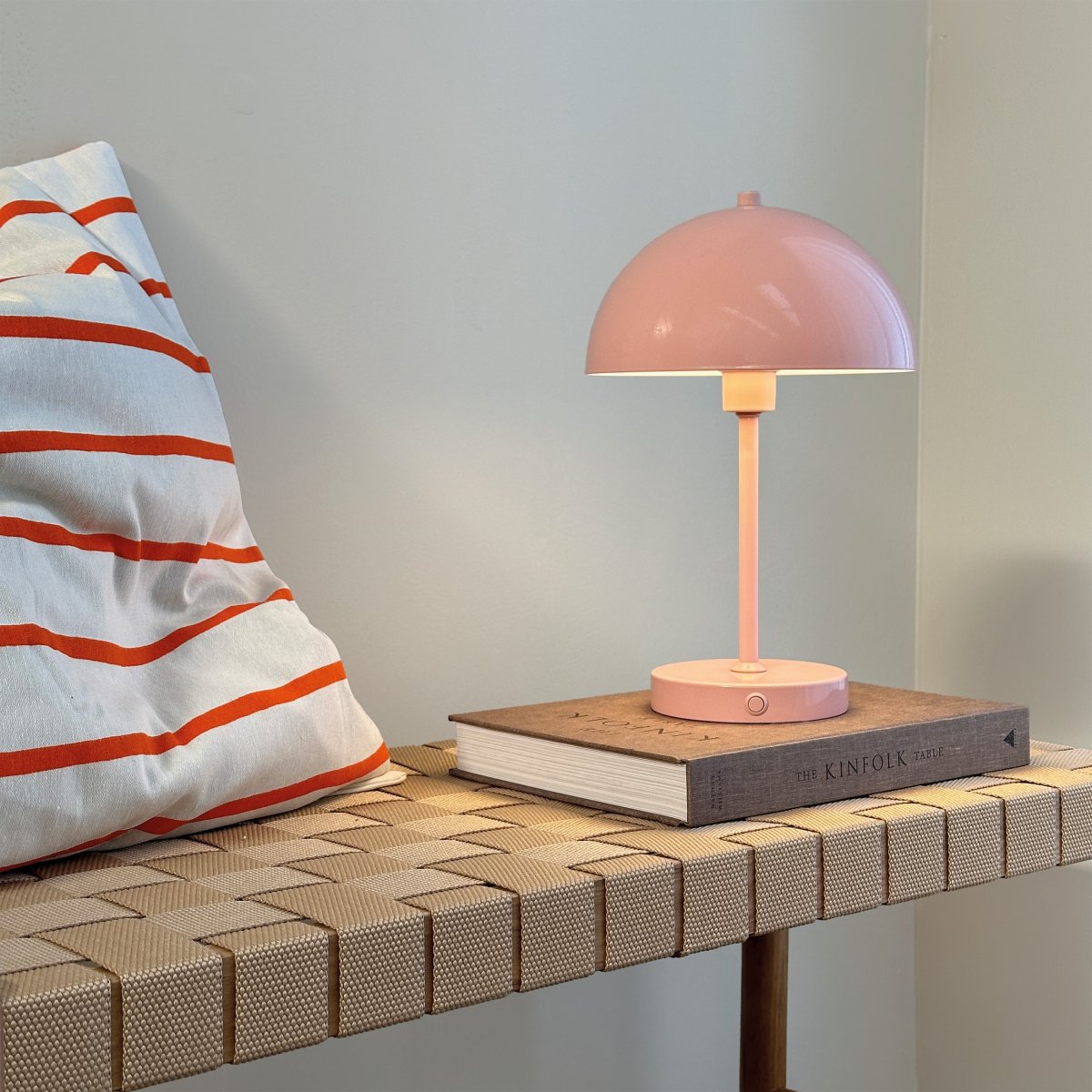 Stockholm 30cm Rosa portabel från Dyberg Larsen - Den praktiska batteriindikatorn visar tydligt n&auml;r det &auml;r dags att ladda, och med en full laddning lyser lampan i upp till 6 timmar p&aring; h&ouml;gsta niv&aring;.