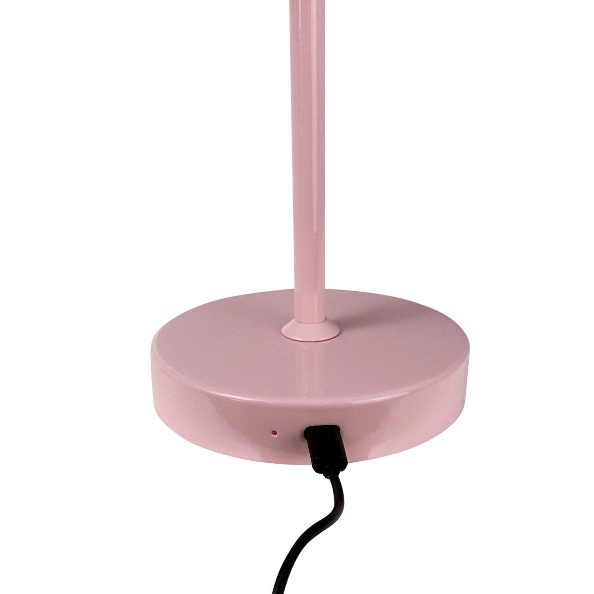 Stockholm 30cm Rosa portabel från Dyberg Larsen - Den praktiska batteriindikatorn visar tydligt n&auml;r det &auml;r dags att ladda, och med en full laddning lyser lampan i upp till 6 timmar p&aring; h&ouml;gsta niv&aring;.