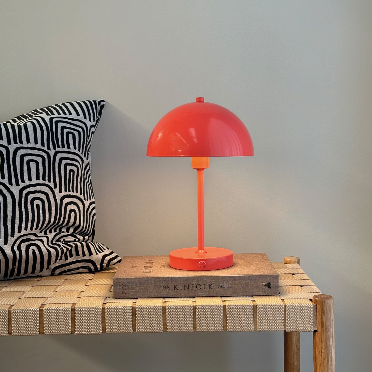 Stockholm 30cm Melon portabel från Dyberg Larsen - Den praktiska batteriindikatorn visar tydligt n&auml;r det &auml;r dags att ladda, och med en full laddning lyser lampan i upp till 6 timmar p&aring; h&ouml;gsta niv&aring;.