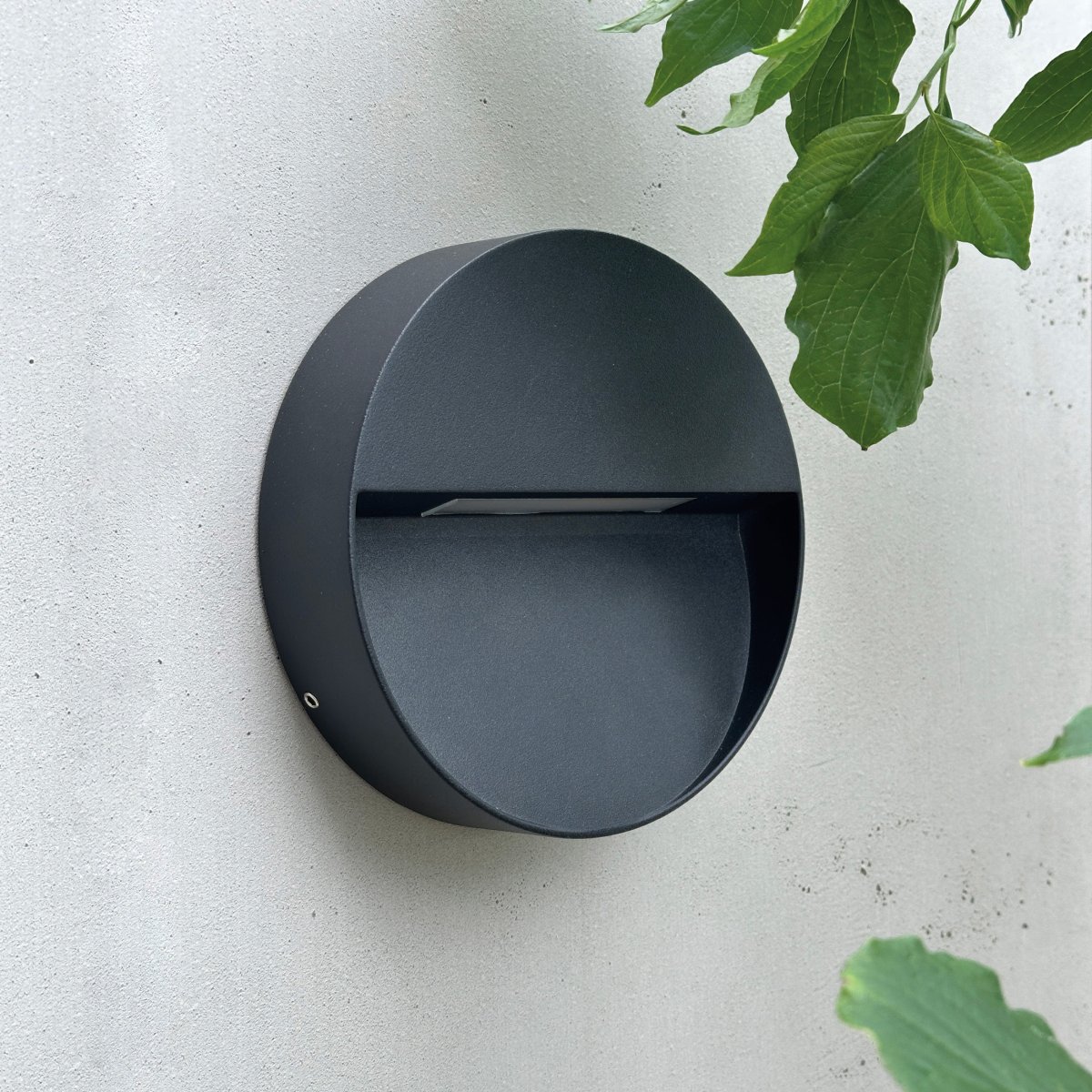 Pluto Svart utelampa från Dyberg Larsen - Med sin moderna design och robusta kvalitet &auml;r denna lampa perfekt f&ouml;r att lysa upp ditt hem och skapa en inbjudande atmosf&auml;r.