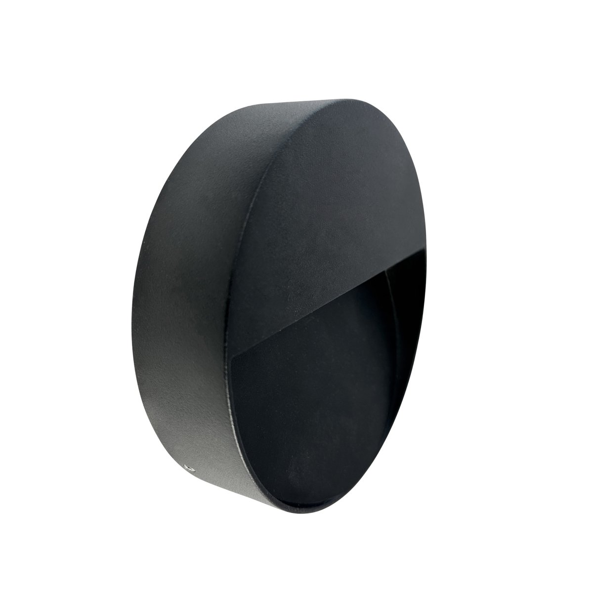 Pluto Svart utelampa från Dyberg Larsen - Med sin moderna design och robusta kvalitet &auml;r denna lampa perfekt f&ouml;r att lysa upp ditt hem och skapa en inbjudande atmosf&auml;r.