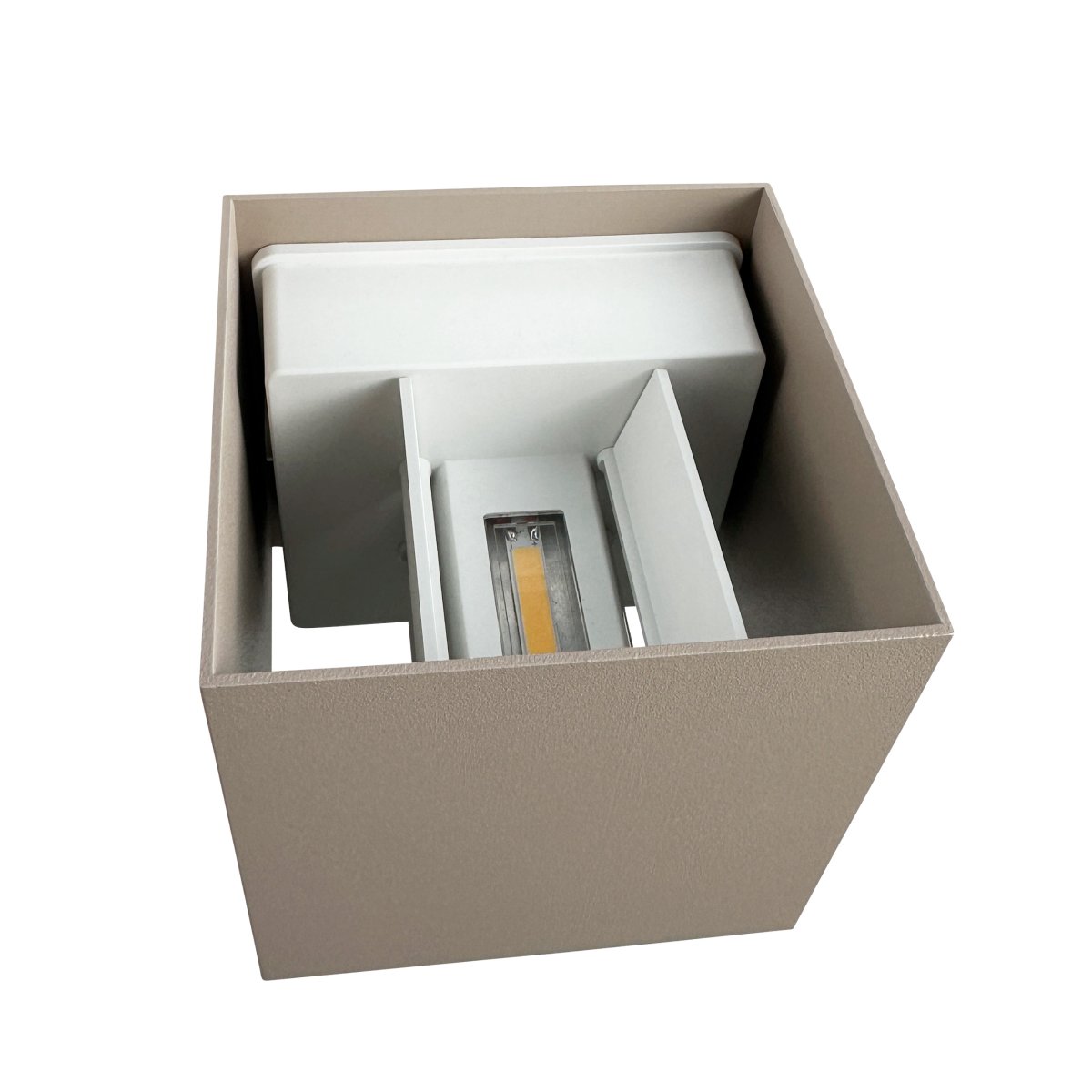 Venus 10cm Beige vägglampa från Dyberg Larsen - Uppt&auml;ck den innovativa och m&aring;ngsidiga Venus v&auml;gglampa f&ouml;r inomhusbruk, tillverkad i aluminium.