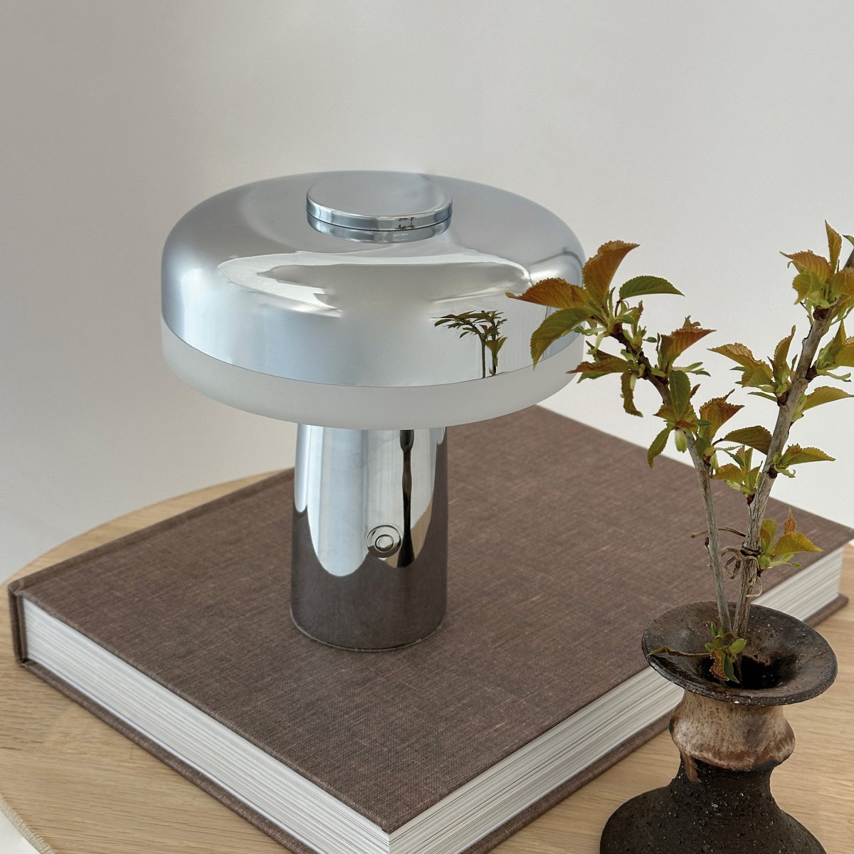 Porter 16cm Krom portabel från Dyberg Larsen - Porter LED uppladdningsbara bordslampa &auml;r en modern och funktionell lampa med en unik design d&auml;r ljuset kommer fr&aring;n kanten, vilket ger ett behagligt och j&auml;mnt ljus.