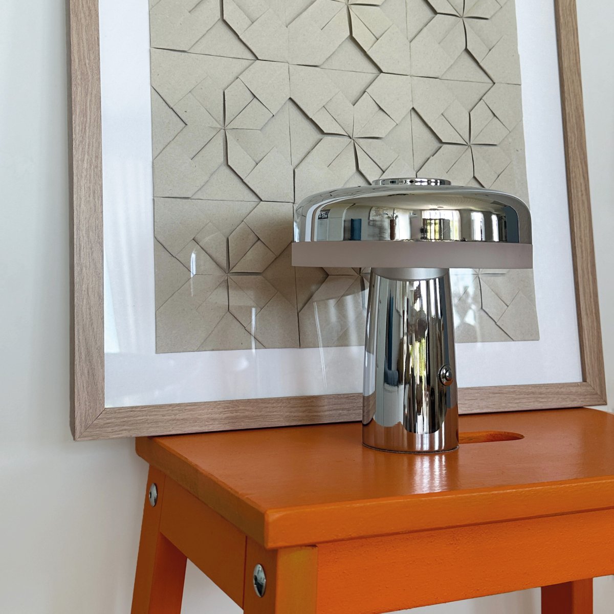 Porter 16cm Krom portabel från Dyberg Larsen - Porter LED uppladdningsbara bordslampa &auml;r en modern och funktionell lampa med en unik design d&auml;r ljuset kommer fr&aring;n kanten, vilket ger ett behagligt och j&auml;mnt ljus.