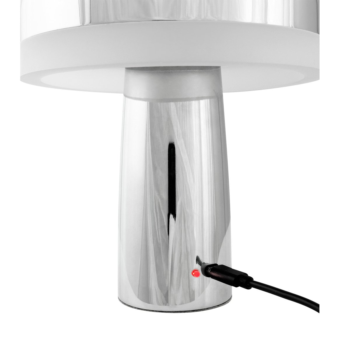 Porter 16cm Krom portabel från Dyberg Larsen - Porter LED uppladdningsbara bordslampa &auml;r en modern och funktionell lampa med en unik design d&auml;r ljuset kommer fr&aring;n kanten, vilket ger ett behagligt och j&auml;mnt ljus.
