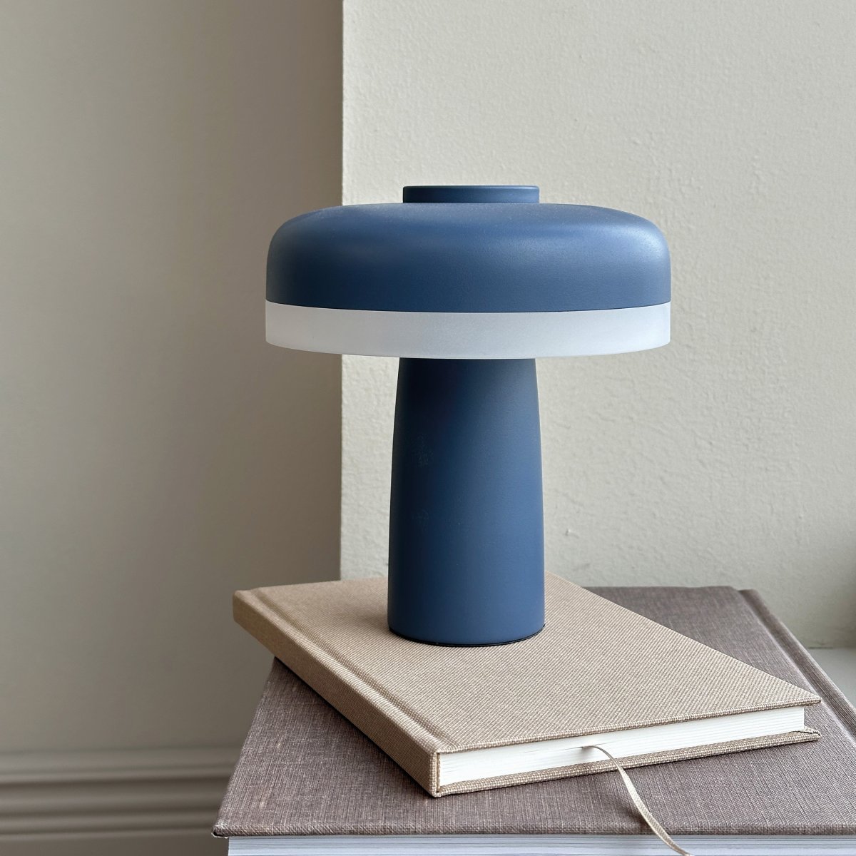 Porter 16cm Indigoblå portabel från Dyberg Larsen - Porter LED uppladdningsbara bordslampa &auml;r en modern och funktionell lampa med en unik design d&auml;r ljuset kommer fr&aring;n kanten, vilket ger ett behagligt och j&auml;mnt ljus.