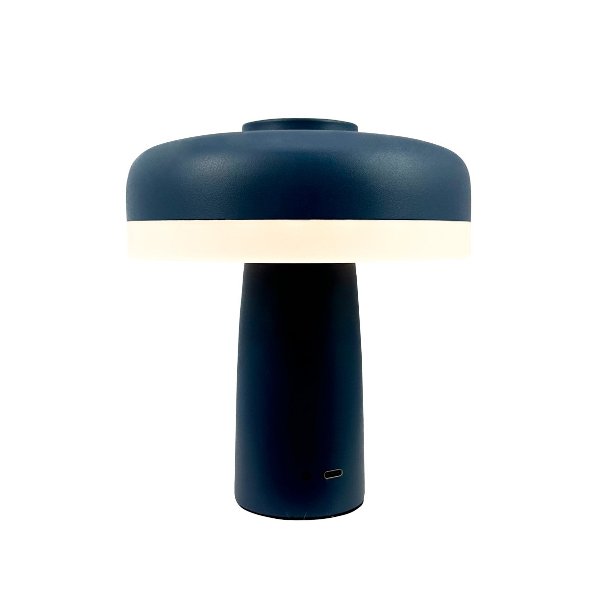 Porter 16cm Indigoblå portabel från Dyberg Larsen - Porter LED uppladdningsbara bordslampa &auml;r en modern och funktionell lampa med en unik design d&auml;r ljuset kommer fr&aring;n kanten, vilket ger ett behagligt och j&auml;mnt ljus.