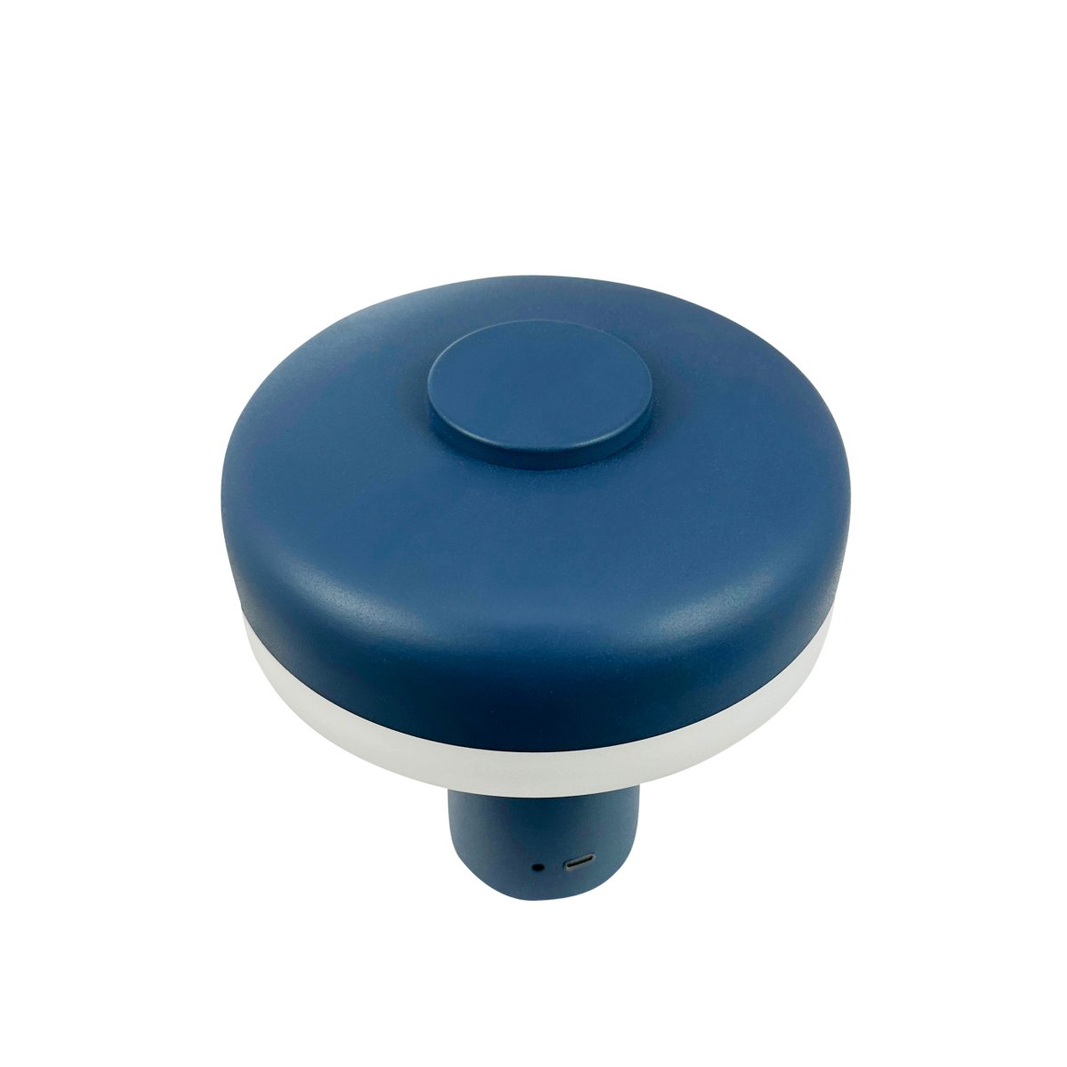 Porter 16cm Indigoblå portabel från Dyberg Larsen - Porter LED uppladdningsbara bordslampa &auml;r en modern och funktionell lampa med en unik design d&auml;r ljuset kommer fr&aring;n kanten, vilket ger ett behagligt och j&auml;mnt ljus.