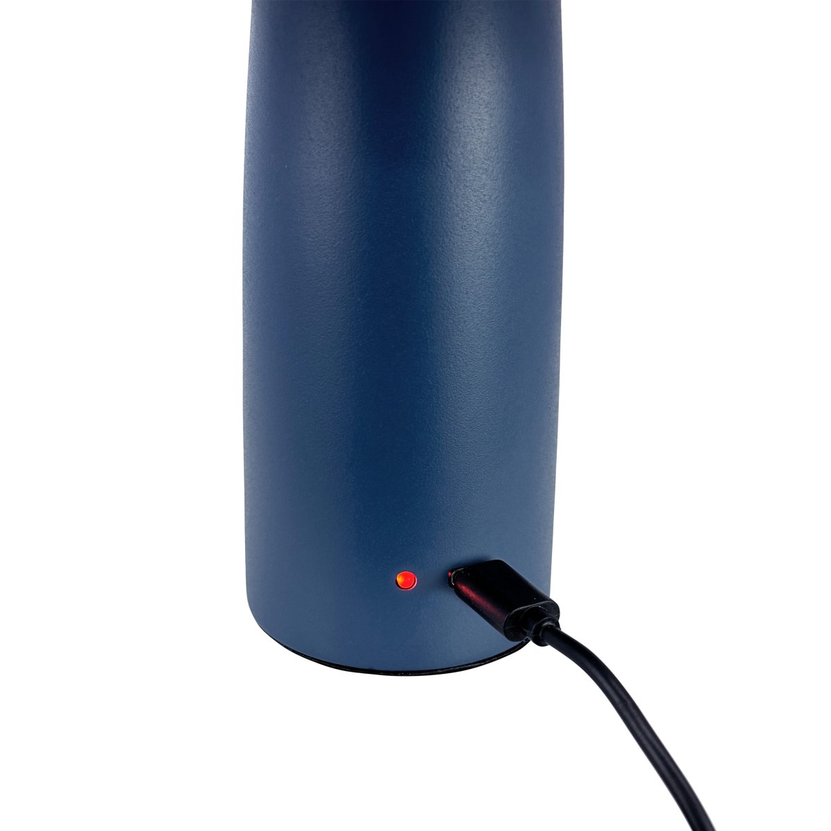 Porter 16cm Indigoblå portabel från Dyberg Larsen - Porter LED uppladdningsbara bordslampa &auml;r en modern och funktionell lampa med en unik design d&auml;r ljuset kommer fr&aring;n kanten, vilket ger ett behagligt och j&auml;mnt ljus.