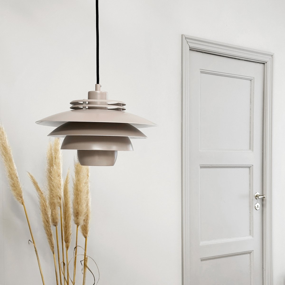 Ejka Ø30 Beige taklampa från Dyberg Larsen - Uppt&auml;ck Ejka Mini Pendel, en danskdesignad lampa med tidl&ouml;s stil som passar perfekt i det nordiska hemmet.