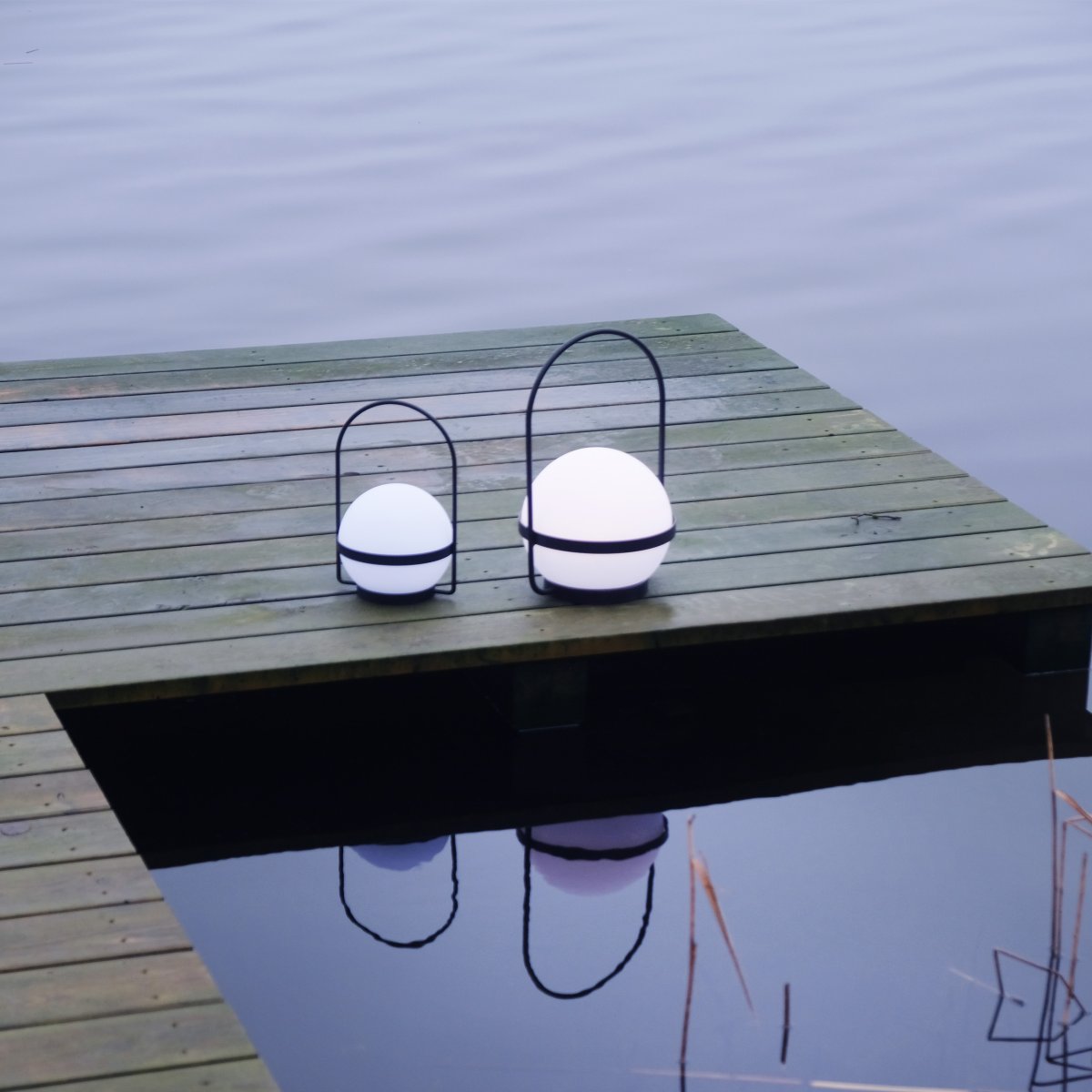 Summer 25cm Svart portabel från Dyberg Larsen - Summer &auml;r en uppladdningsbar LED-lampa som kan laddas b&aring;de via solpanel och USB, vilket ger dig ljus n&auml;r du beh&ouml;ver det.