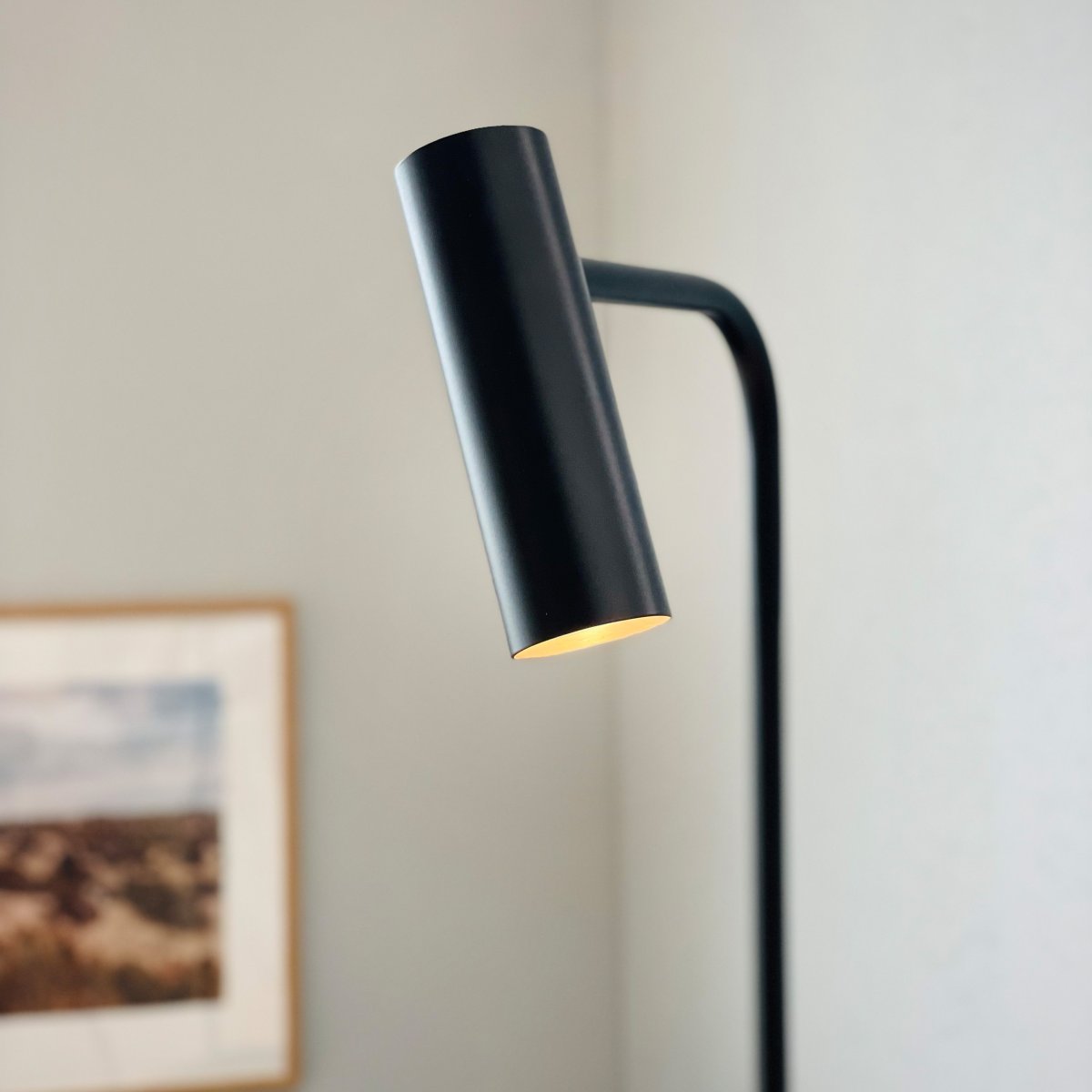 Skagerrak Svart golvlampa från Dyberg Larsen - Den &auml;r tillverkad av robust metall med en svart finish, vilket ger ett raffinerat men diskret intryck.