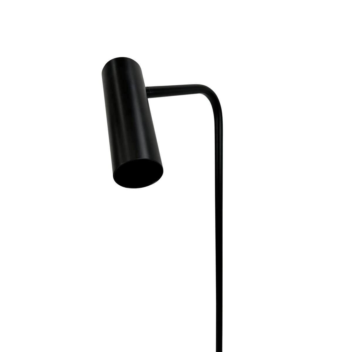 Skagerrak Svart golvlampa från Dyberg Larsen - Den &auml;r tillverkad av robust metall med en svart finish, vilket ger ett raffinerat men diskret intryck.