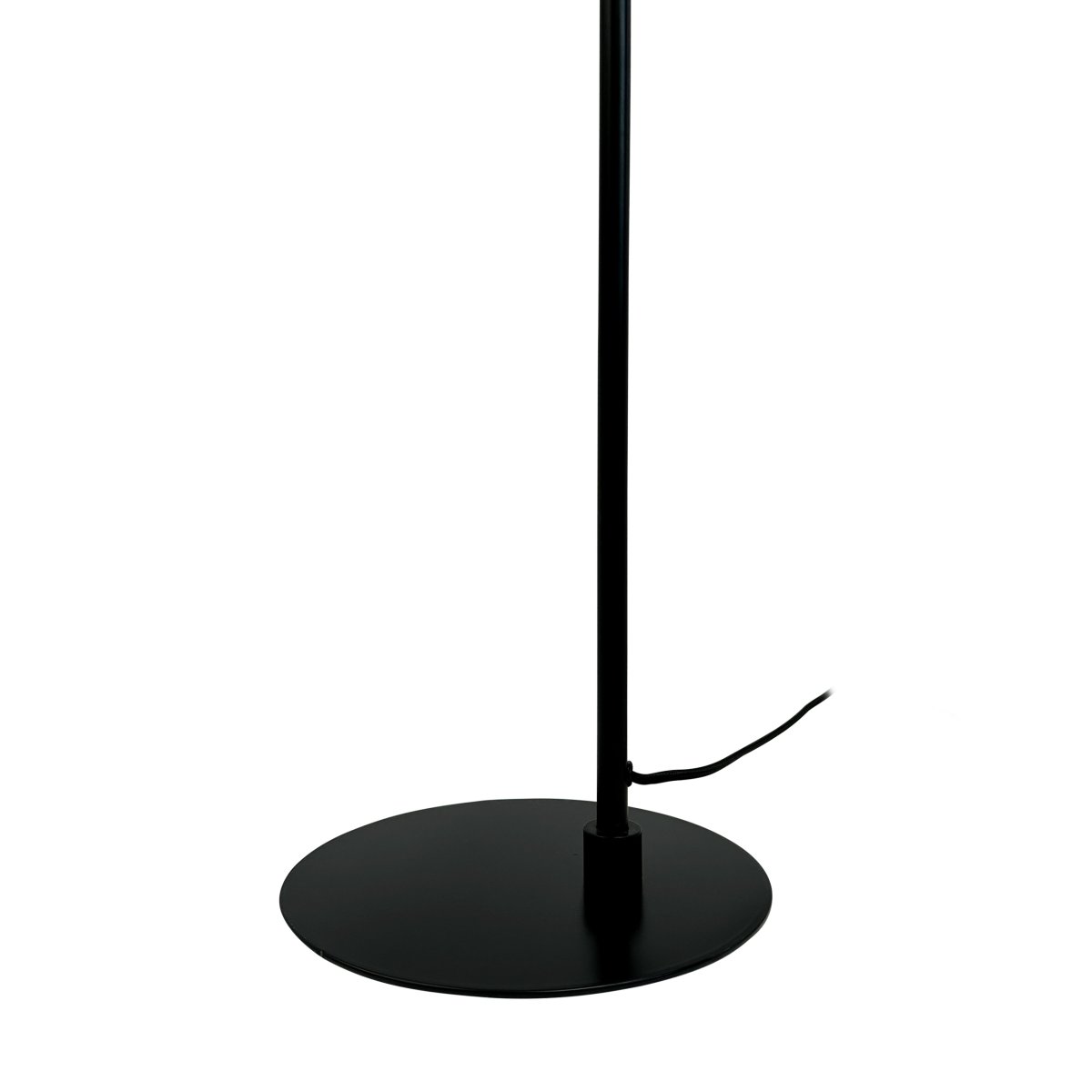 Skagerrak Svart golvlampa från Dyberg Larsen - Den &auml;r tillverkad av robust metall med en svart finish, vilket ger ett raffinerat men diskret intryck.