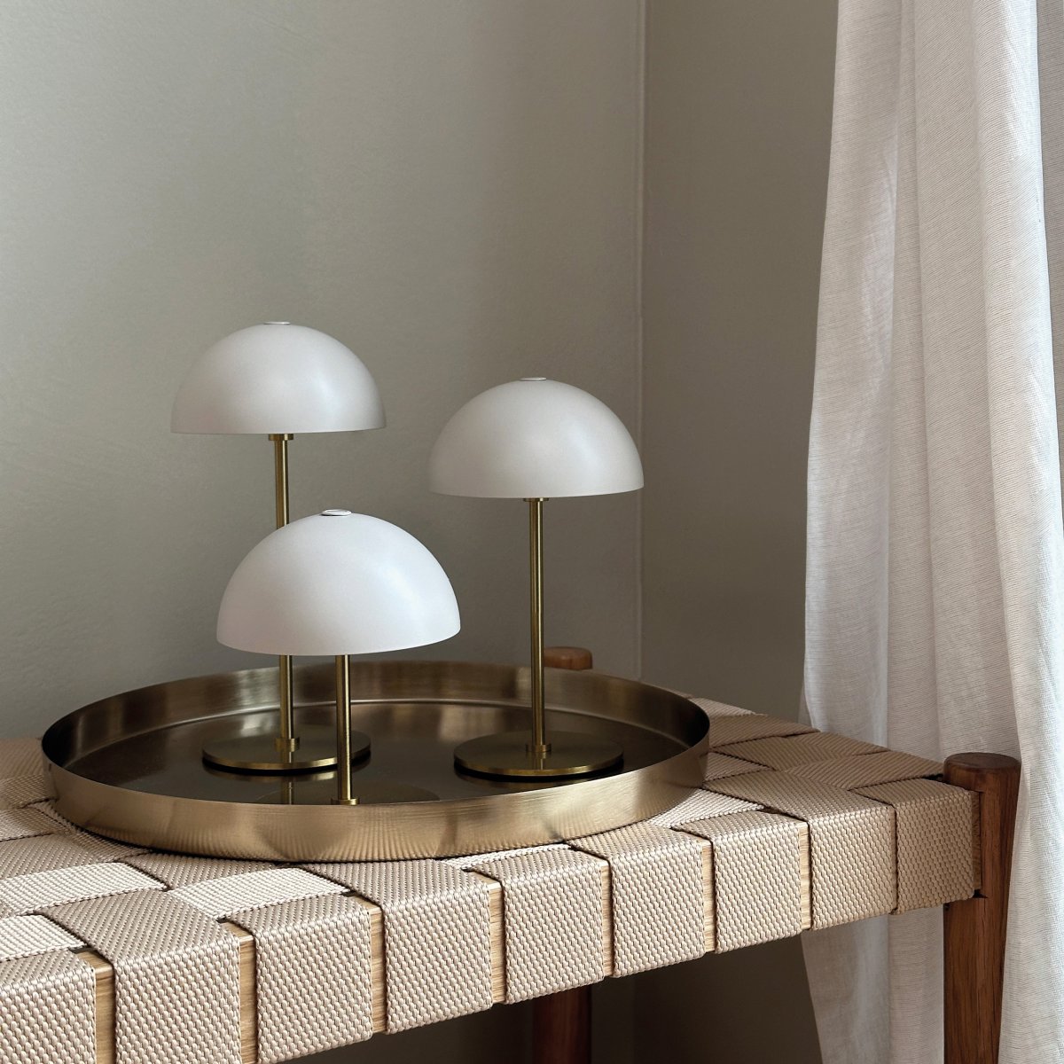 Along set + bricka 20cm Beige portabel från Dyberg Larsen - Along mini bordslampor i 3-pack med inbyggd LED och touch-teknologi erbjuder en tidl&ouml;s och harmonisk design.