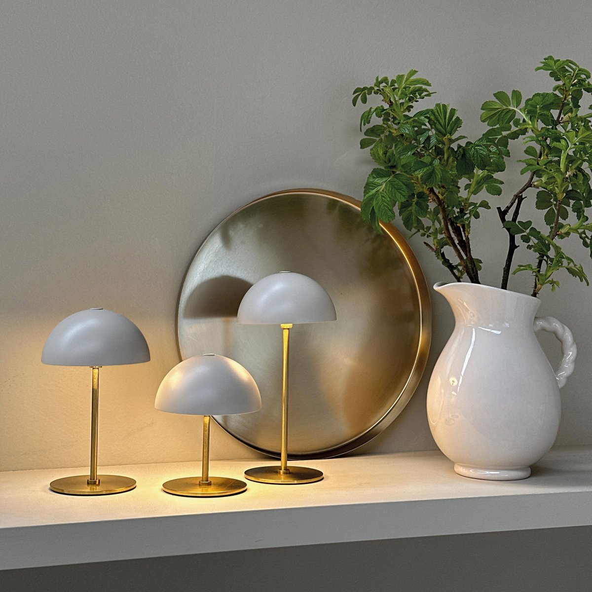 Along set + bricka 20cm Beige portabel från Dyberg Larsen - Along mini bordslampor i 3-pack med inbyggd LED och touch-teknologi erbjuder en tidl&ouml;s och harmonisk design.