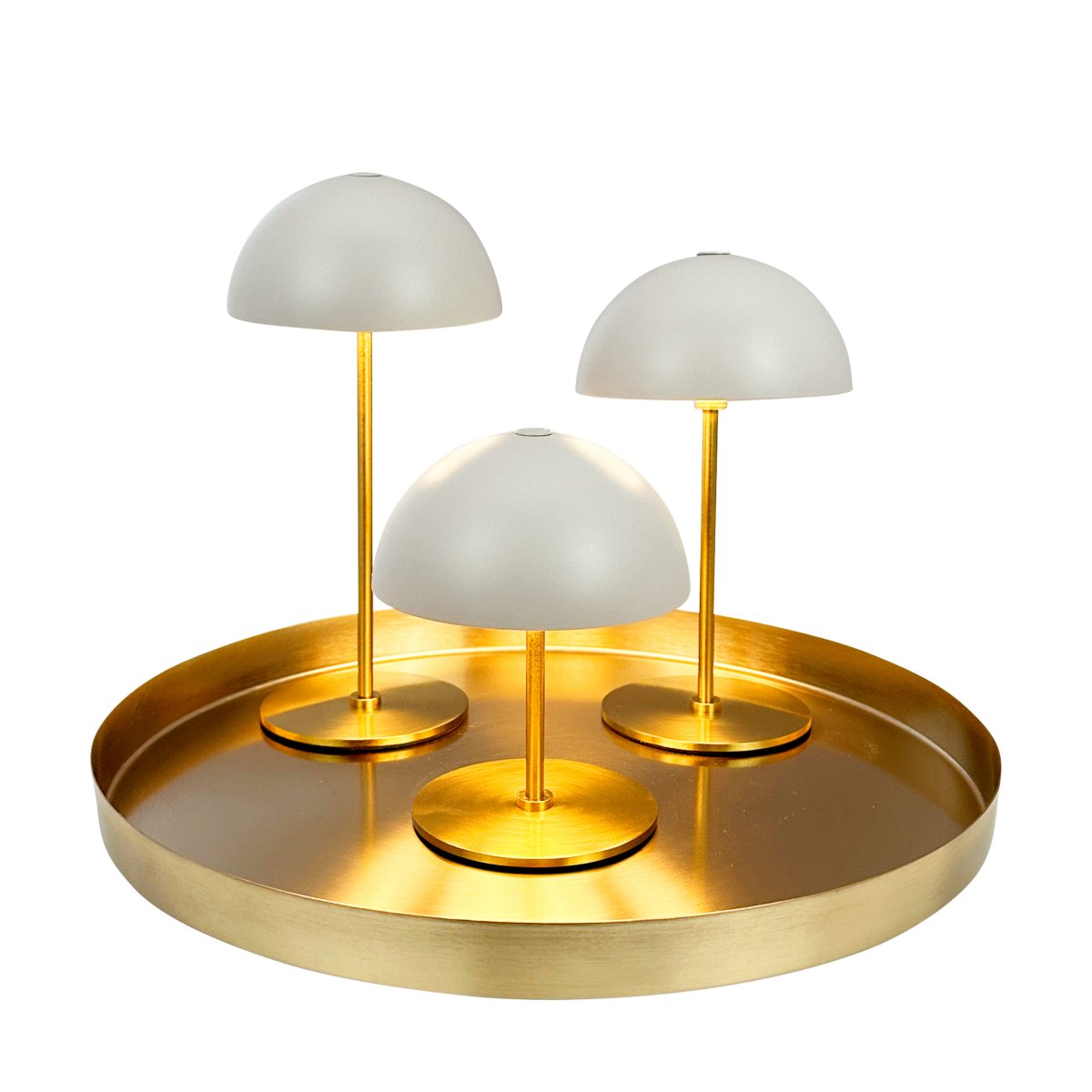 Along set + bricka 20cm Beige portabel från Dyberg Larsen - Along mini bordslampor i 3-pack med inbyggd LED och touch-teknologi erbjuder en tidl&ouml;s och harmonisk design.
