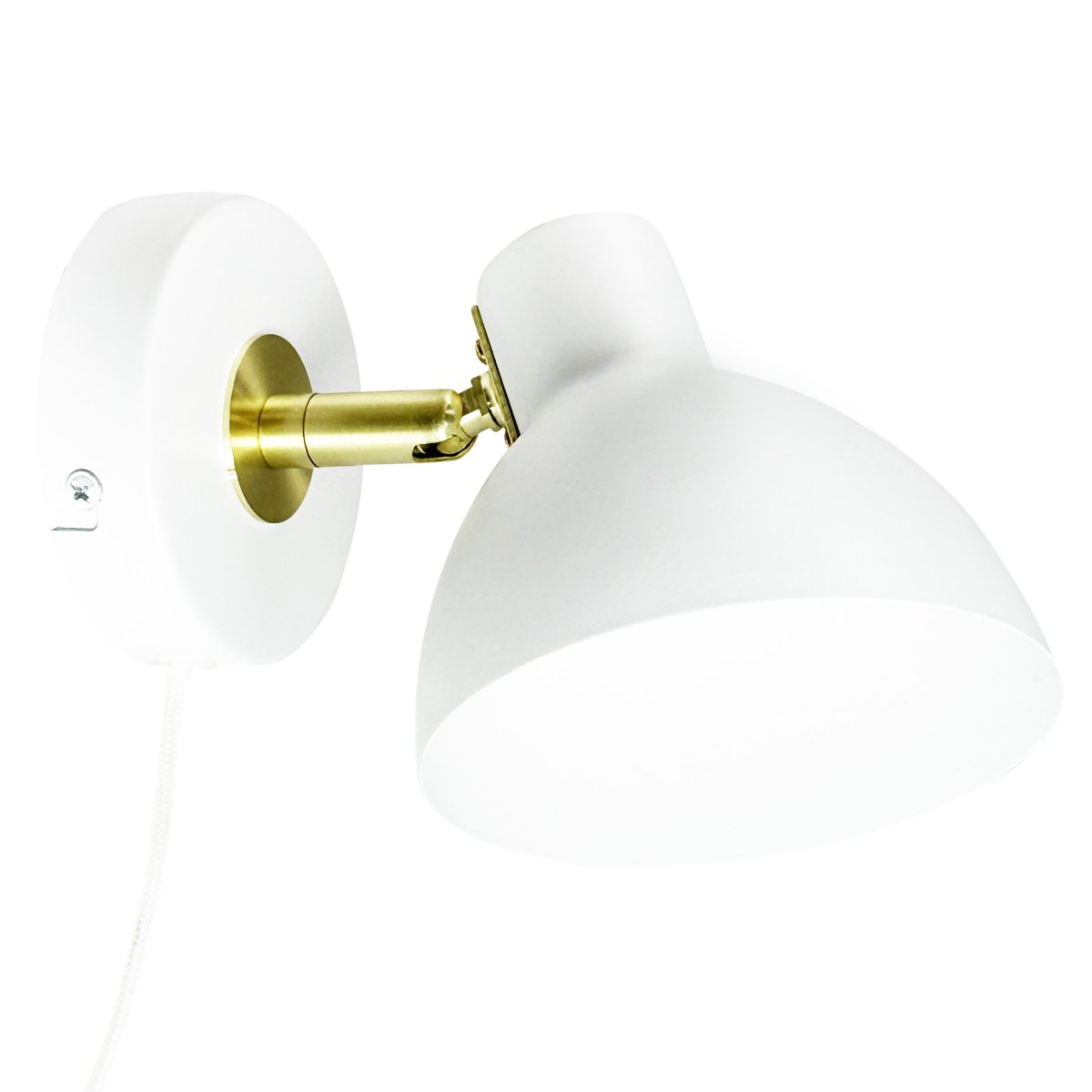 Lilje Vit läslampa från Dyberg Larsen - Den justerbara sk&auml;rmen kan b&aring;de lutas och vridas, vilket g&ouml;r det enkelt att anpassa ljuset efter behov och skapa r&auml;tt st&auml;mning i rummet.