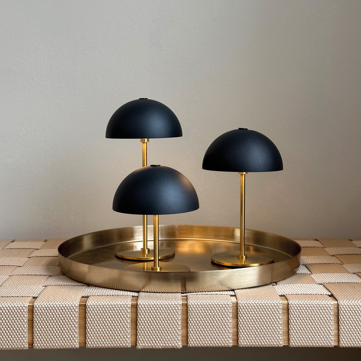 Along set + bricka 20cm Svart portabel från Dyberg Larsen - Along mini bordslampor i 3-pack med inbyggd LED och touch-teknologi erbjuder en tidl&ouml;s och harmonisk design.