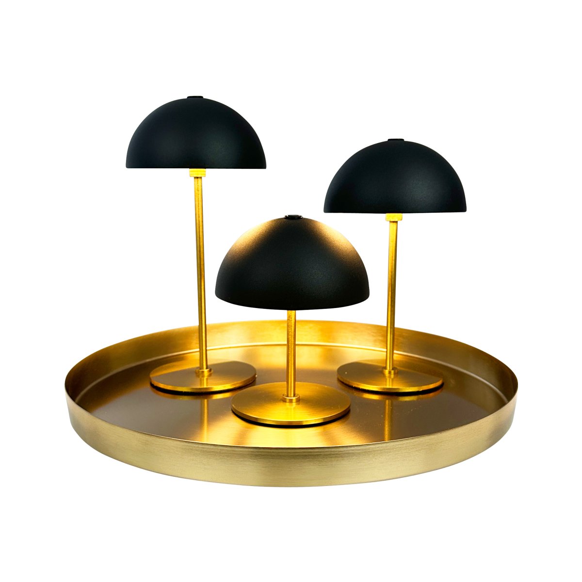 Along set + bricka 20cm Svart portabel från Dyberg Larsen - Along mini bordslampor i 3-pack med inbyggd LED och touch-teknologi erbjuder en tidl&ouml;s och harmonisk design.