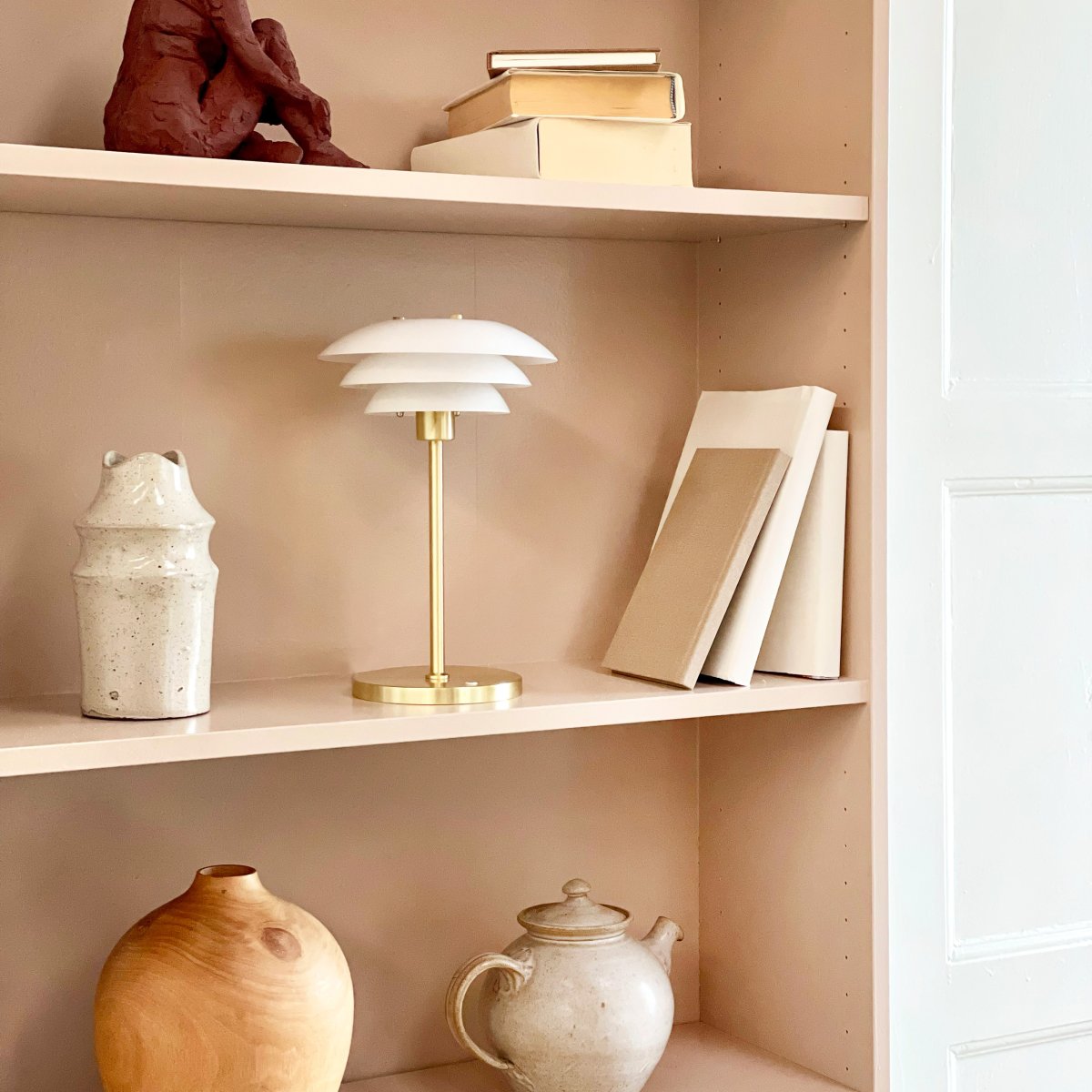 DL20 LED 30cm Mässing portabel från Dyberg Larsen - Den uppladdningsbara lampan har en h&ouml;jd p&aring; 30 cm och en lampsk&auml;rmsdiameter p&aring; 20 cm, vilket g&ouml;r den perfekt f&ouml;r s&auml;ngbordet, skrivbordet eller en mysig h&ouml;rna.