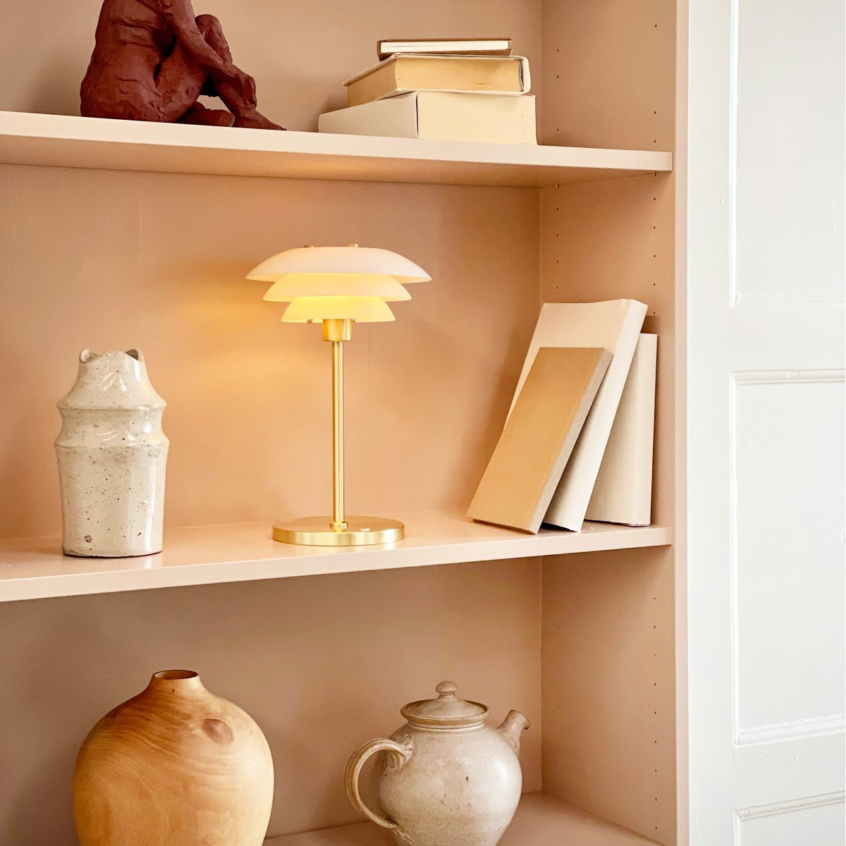 DL20 LED 30cm Mässing portabel från Dyberg Larsen - Den uppladdningsbara lampan har en h&ouml;jd p&aring; 30 cm och en lampsk&auml;rmsdiameter p&aring; 20 cm, vilket g&ouml;r den perfekt f&ouml;r s&auml;ngbordet, skrivbordet eller en mysig h&ouml;rna.