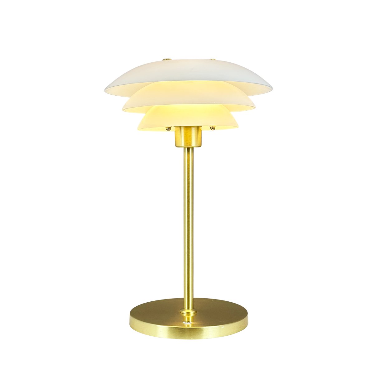 DL20 LED 30cm Mässing portabel från Dyberg Larsen - Den uppladdningsbara lampan har en h&ouml;jd p&aring; 30 cm och en lampsk&auml;rmsdiameter p&aring; 20 cm, vilket g&ouml;r den perfekt f&ouml;r s&auml;ngbordet, skrivbordet eller en mysig h&ouml;rna.