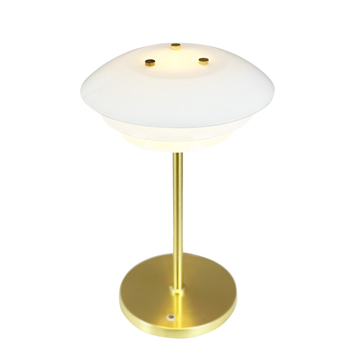 DL20 LED 30cm Mässing portabel från Dyberg Larsen - Den uppladdningsbara lampan har en h&ouml;jd p&aring; 30 cm och en lampsk&auml;rmsdiameter p&aring; 20 cm, vilket g&ouml;r den perfekt f&ouml;r s&auml;ngbordet, skrivbordet eller en mysig h&ouml;rna.