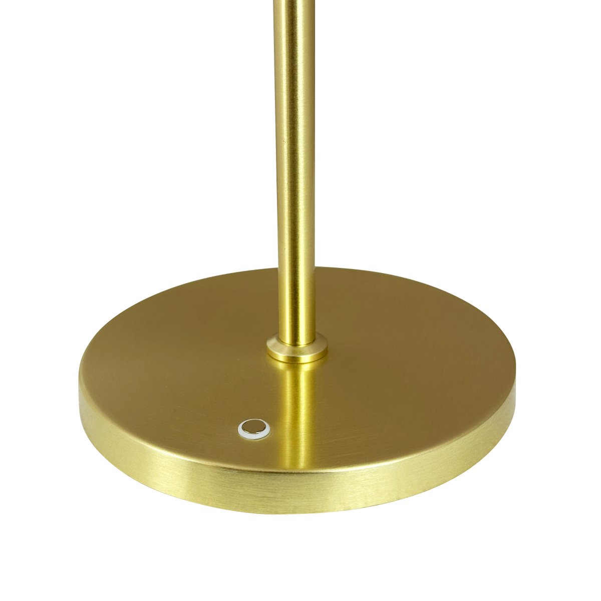 DL20 LED 30cm Mässing portabel från Dyberg Larsen - Den uppladdningsbara lampan har en h&ouml;jd p&aring; 30 cm och en lampsk&auml;rmsdiameter p&aring; 20 cm, vilket g&ouml;r den perfekt f&ouml;r s&auml;ngbordet, skrivbordet eller en mysig h&ouml;rna.