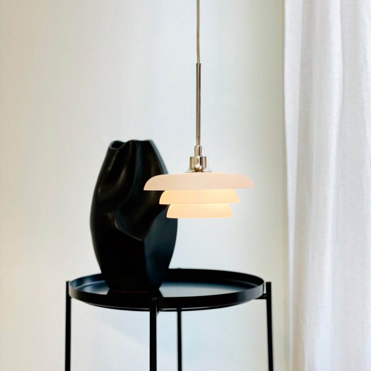 Ava Ø20 Opal taklampa från Dyberg Larsen - Ge ditt hem en stilren touch med den vackra Ava takpendel fr&aring;n Dyberg Larsen, en lampa med dansk design som kombinerar enkelhet och elegans.