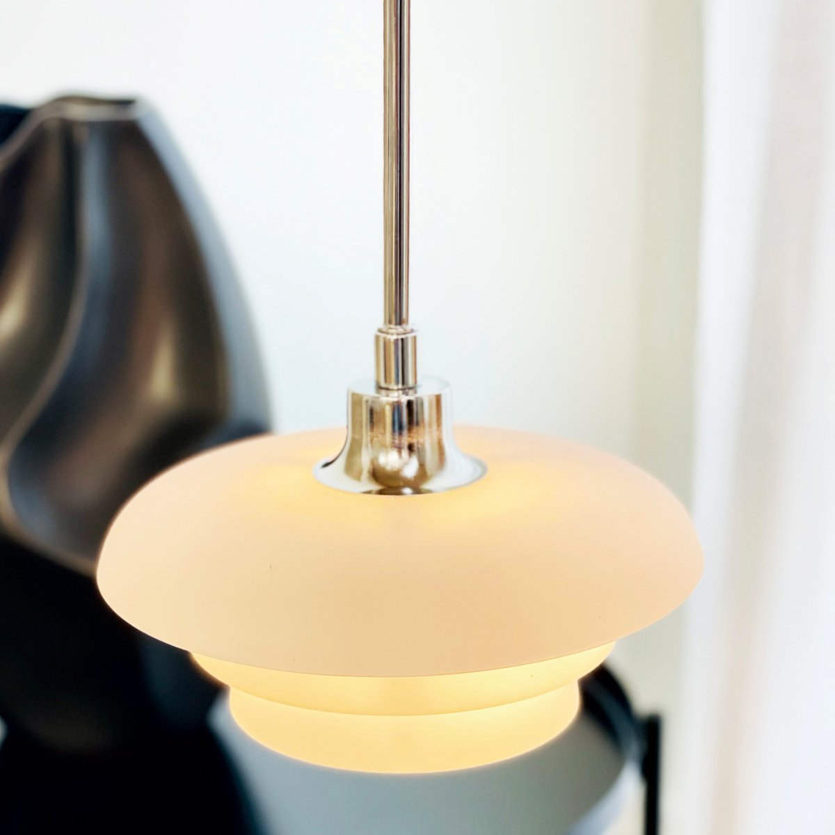 Ava Ø20 Opal taklampa från Dyberg Larsen - Ge ditt hem en stilren touch med den vackra Ava takpendel fr&aring;n Dyberg Larsen, en lampa med dansk design som kombinerar enkelhet och elegans.