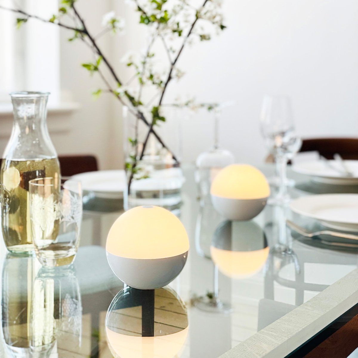 Alba 10cm 2-pack Vit portabel från Dyberg Larsen - Lamporna har integrerad LED med tre ljusniv&aring;er som enkelt justeras via touchsensor p&aring; toppen av kuporna eller med medf&ouml;ljande fj&auml;rrkontroll.