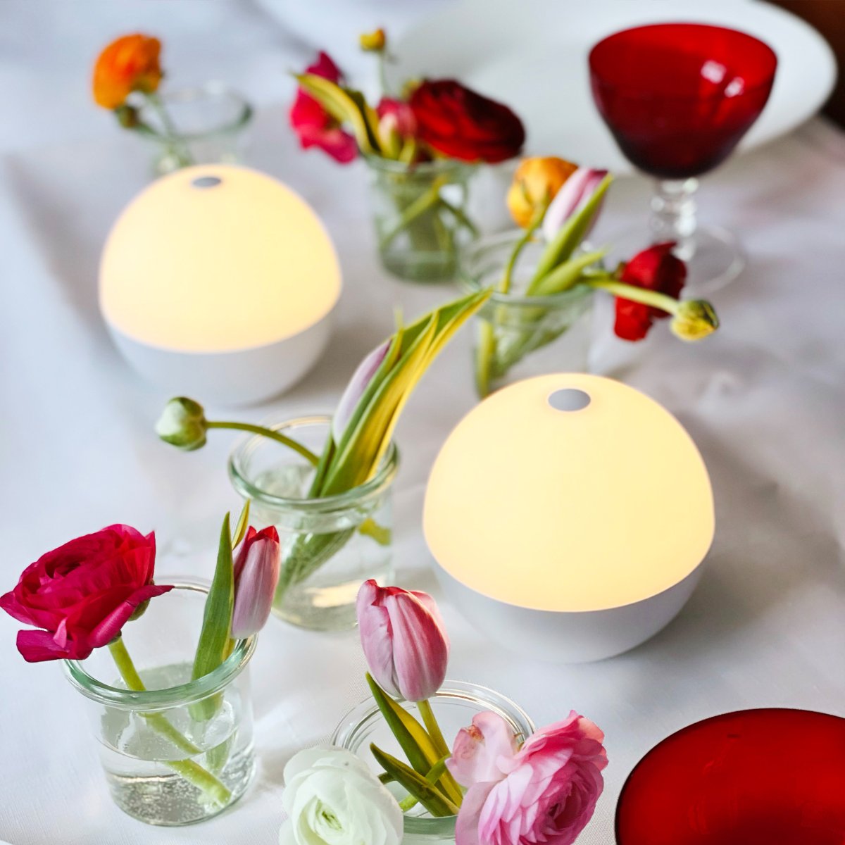 Alba 10cm 2-pack Vit portabel från Dyberg Larsen - Lamporna har integrerad LED med tre ljusniv&aring;er som enkelt justeras via touchsensor p&aring; toppen av kuporna eller med medf&ouml;ljande fj&auml;rrkontroll.