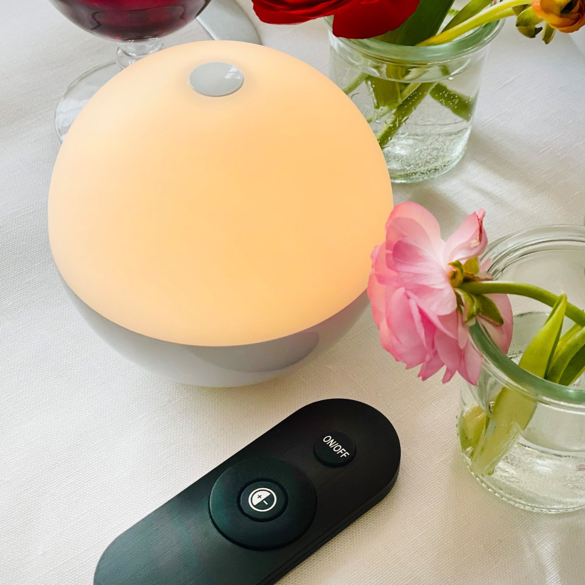 Alba 10cm 2-pack Vit portabel från Dyberg Larsen - Lamporna har integrerad LED med tre ljusniv&aring;er som enkelt justeras via touchsensor p&aring; toppen av kuporna eller med medf&ouml;ljande fj&auml;rrkontroll.