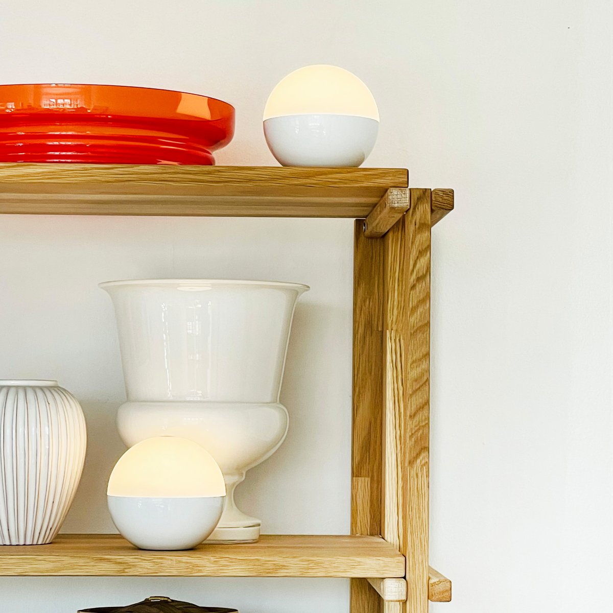 Alba 10cm 2-pack Vit portabel från Dyberg Larsen - Lamporna har integrerad LED med tre ljusniv&aring;er som enkelt justeras via touchsensor p&aring; toppen av kuporna eller med medf&ouml;ljande fj&auml;rrkontroll.