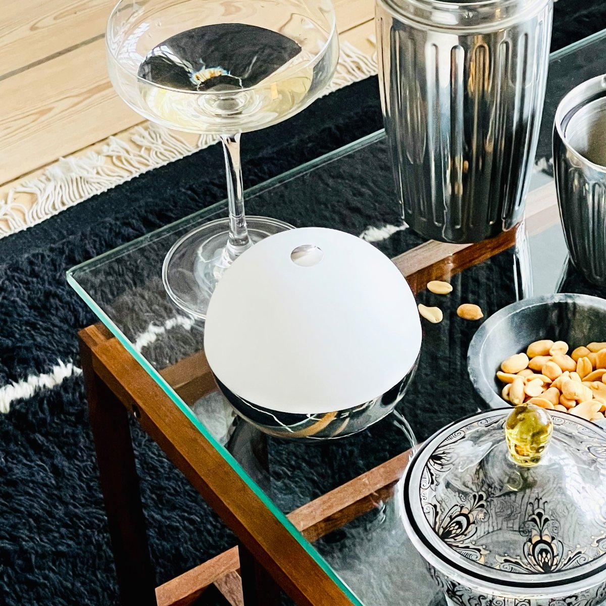 Alba 10cm 2-pack Krom portabel från Dyberg Larsen - Lamporna har integrerad LED med tre ljusniv&aring;er som enkelt justeras via touchsensor p&aring; toppen av kuporna eller med medf&ouml;ljande fj&auml;rrkontroll.