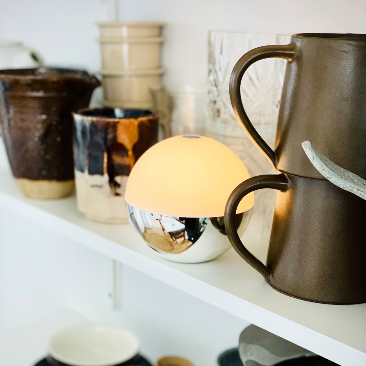 Alba 10cm 2-pack Krom portabel från Dyberg Larsen - Lamporna har integrerad LED med tre ljusniv&aring;er som enkelt justeras via touchsensor p&aring; toppen av kuporna eller med medf&ouml;ljande fj&auml;rrkontroll.