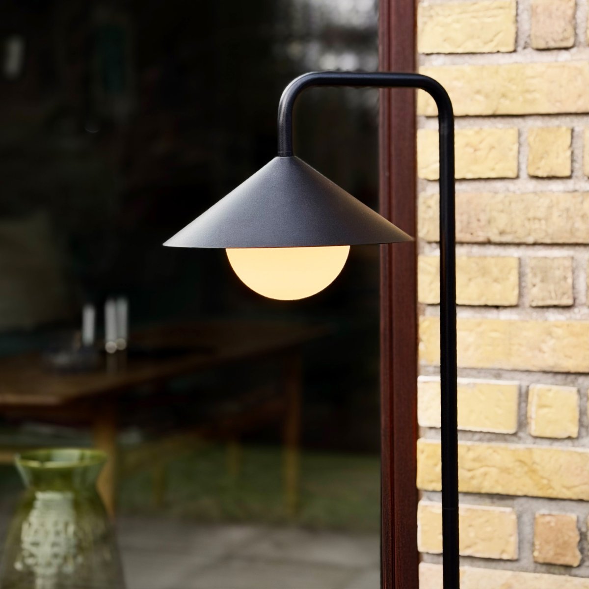 Nova 80cm Svart portabel från Dyberg Larsen - Lampan &auml;r tillverkad i robust metall och plast, med en vit rund kupa som sprider ett mjukt och mysigt sken.