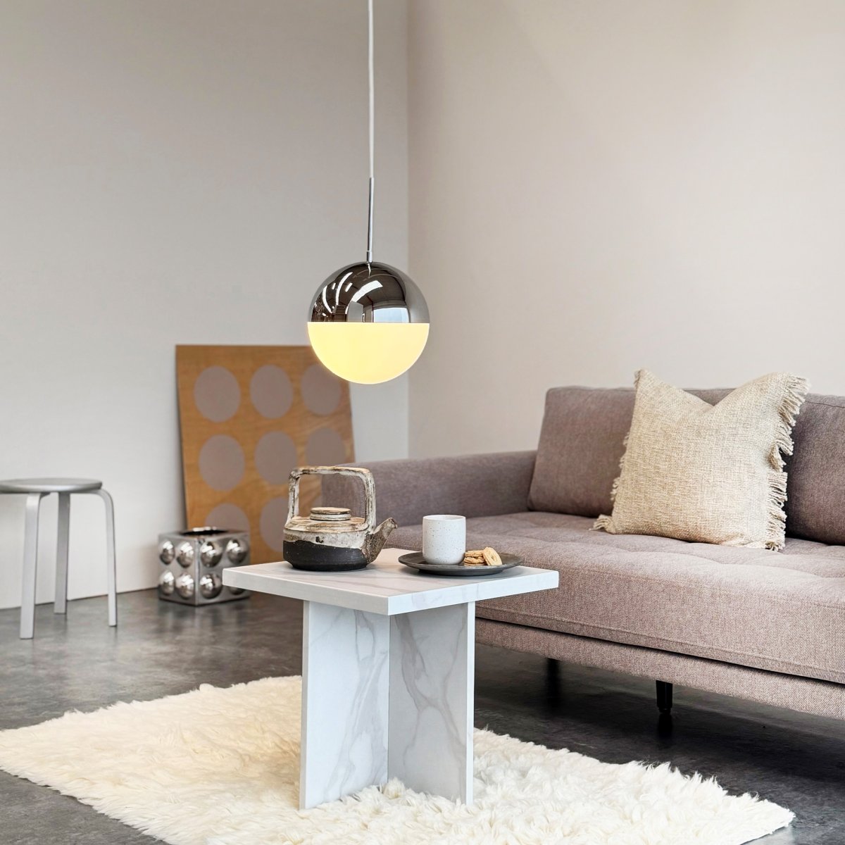 Nova Ø25 Krom taklampa från Dyberg Larsen - Lampan har en rund form med en kupa d&auml;r &ouml;verdelen &auml;r i kromfinish och underdelen i opalglas, vilket ger ett mjukt och behagligt ljus.