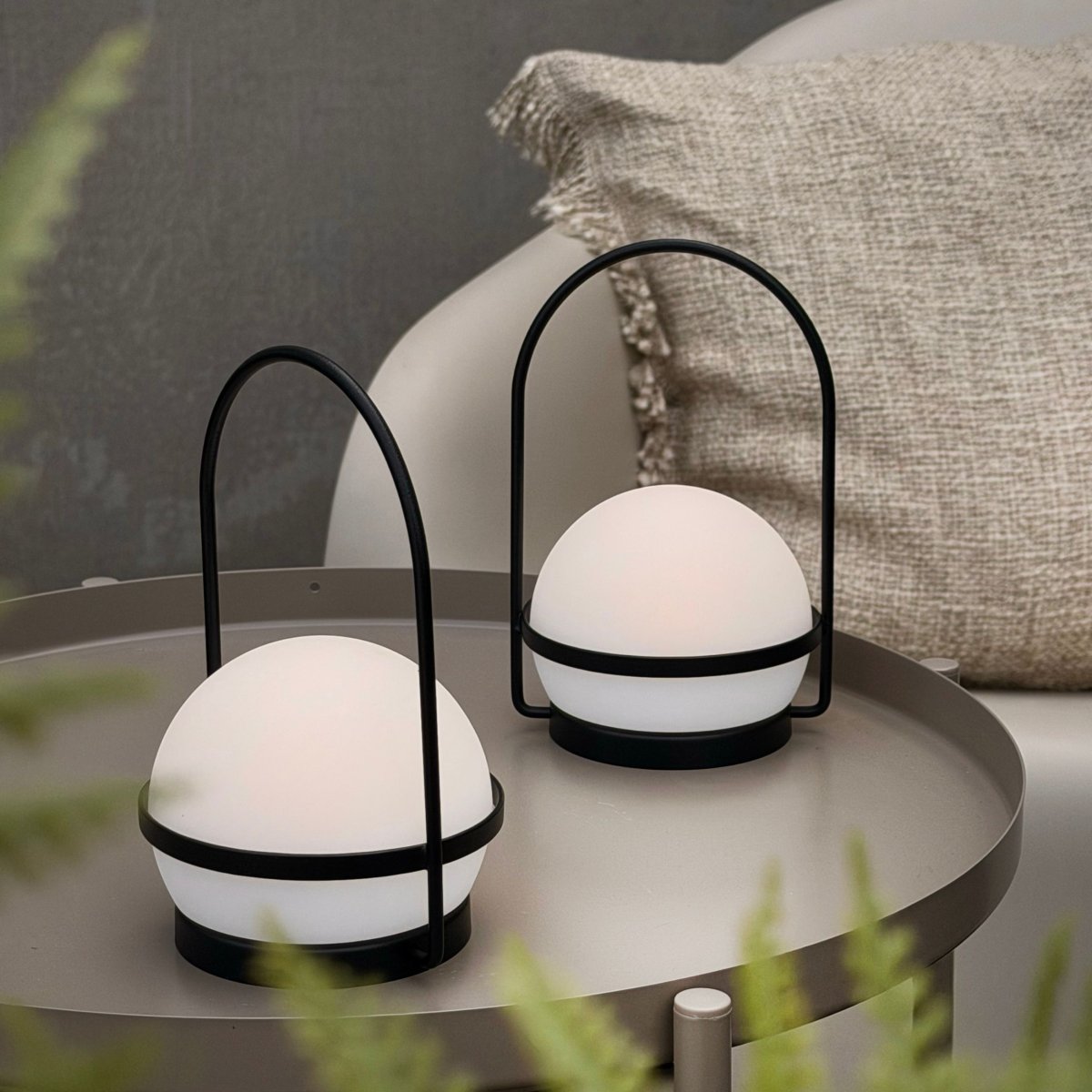 Summer Mini 18cm 2-pack Svart portabel från Dyberg Larsen - Lamporna laddas fullt p&aring; cirka 3 timmar med den medf&ouml;ljande USB-C-kabeln (120 cm) och lyser upp till 18 timmar p&aring; l&auml;gsta ljusstyrkan och upp till 4,5 timmar p&aring; h&ouml;gsta.